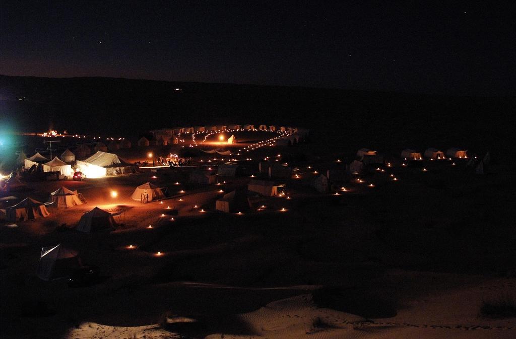 Camp Mars Hotel Дуз Екстериор снимка